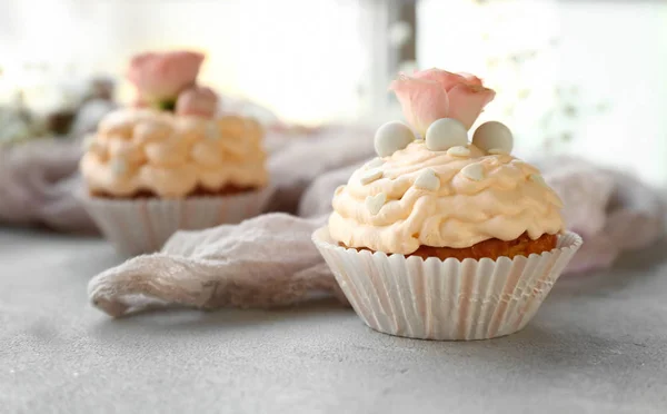 Smakelijk Pasen cupcake op grijze tafel — Stockfoto