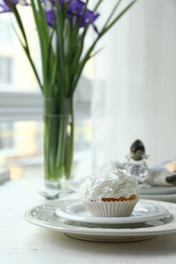 Beyaz masada lezzetli Paskalya Cupcake