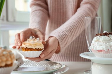 Lezzetli Paskalya Cupcake ile kadın, kapatmak