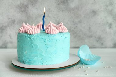 Beyaz masada lezzetli Doğum günü pastası