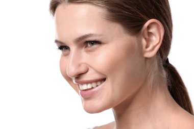 Beyaz arka planda güzel kirpik ile genç kadın