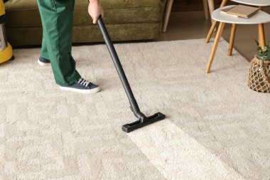 Hoover ile çalışan temizlik halı