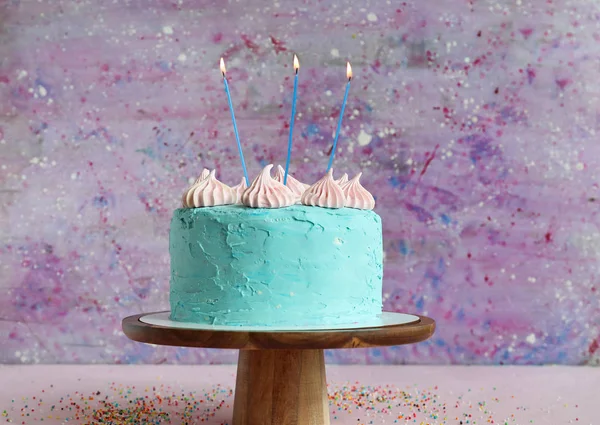 美味的生日蛋糕在桌子上反对颜色背景 — 图库照片