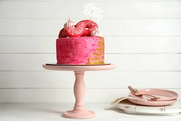 Beyaz masada lezzetli Doğum günü pastası — Stok fotoğraf