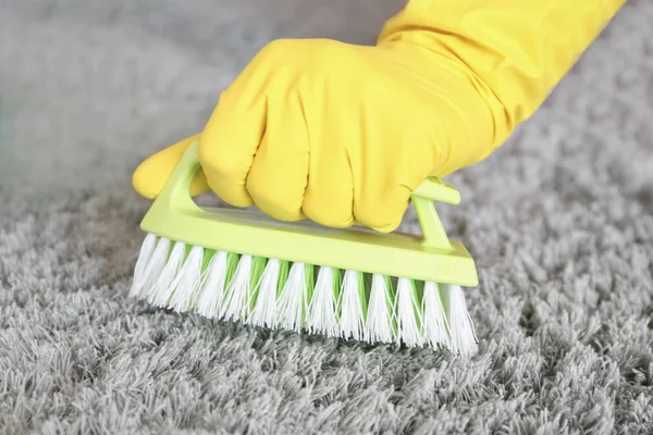 Жінка чистить килим, крупним планом — стокове фото
