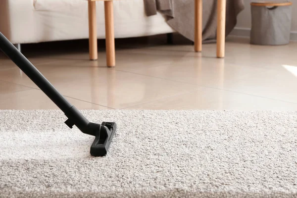 Sikat penyedot debu di karpet di kamar — Stok Foto