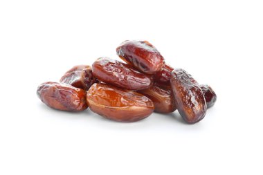 beyaz zemin üzerine lezzetli kurutulmuş tarihleri