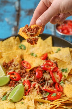 Kadın yemek lezzetli nachos ile kıyılmış et, kapatmak