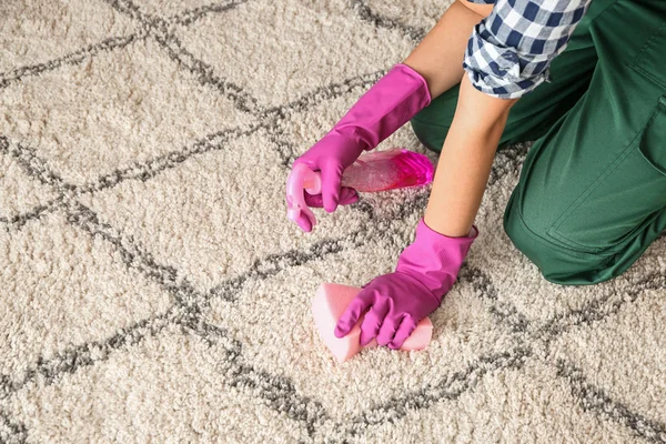 Працівник чищення килимів — стокове фото