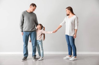 Işık duvara ayrılmasının ardından mutsuz aile