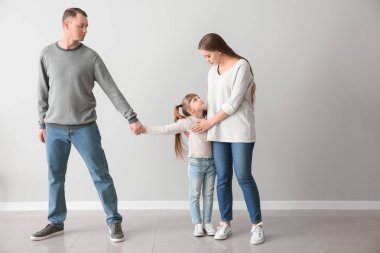 Işık duvara ayrılmasının ardından mutsuz aile