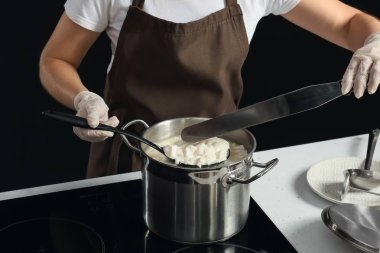 Koyu arka planda lezzetli peynir hazırlama kadın