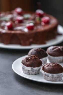 Masada lezzetli çikolata kekler ile plaka