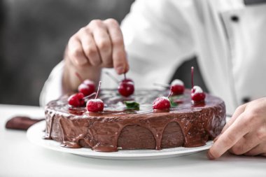 Mutfakta erkek şekerlemici dekorasyon lezzetli çikolata kek, çekim