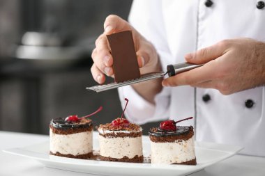 Mutfakta erkek şekerlemici dekorasyon lezzetli tatlı, kapatmak