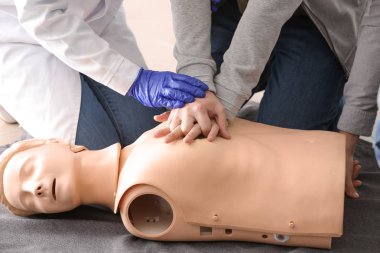 CPR ilk yardım eğitim sahasında gerçekleştirmek öğrenme insanlar