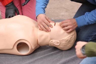 CPR ilk yardım eğitim sahasında gerçekleştirmek öğrenme insanlar