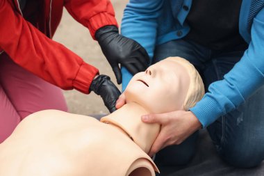 CPR ilk yardım eğitim sahasında gerçekleştirmek öğrenme insanlar