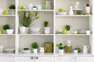 Mutfak temiz yemekleri ile açık dosya dolabı