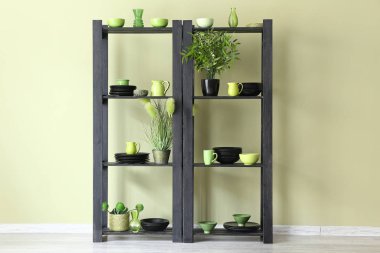 Mutfak renk duvarının yakınında temiz yemekleri ile raf