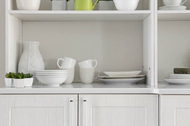 Mutfak temiz yemekleri ile açık dosya dolabı