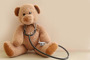 Oyuncak ayı masada stetoskop ile