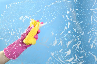 Kadın çamaşır deterjan penceresiyle