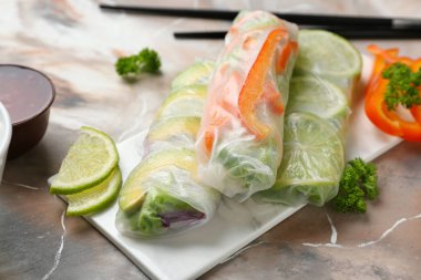 Renk tablosu üzerinde lezzetli bahar rulo