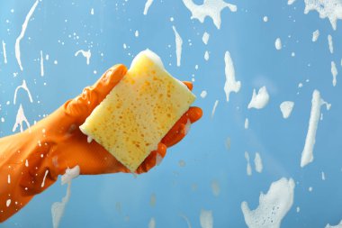 Kadın çamaşır deterjan penceresiyle