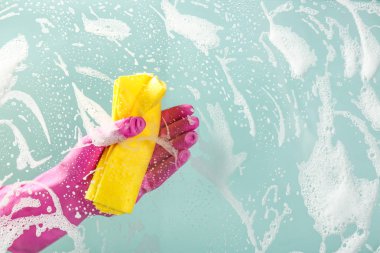 Kadın çamaşır deterjan penceresiyle