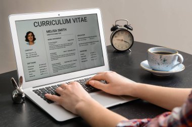 HR manager dizüstü eğitim iş ile devam aday masada