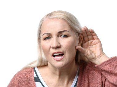 Beyaz arka plan üzerinde işitme sorunu ile Olgun kadın
