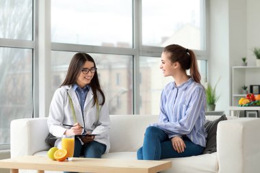 Genç kadın beslenme kilo kaybı kliniği ziyaret