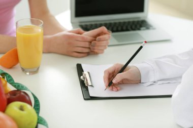 Genç kadın beslenme kilo kaybı kliniği ziyaret