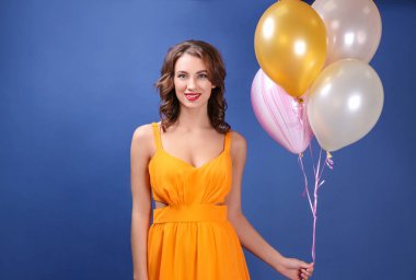 Renkli balonları olan güzel bir genç kadın.