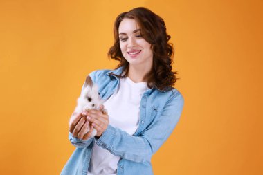 Sevimli tavşan renk arka plan üzerinde olan güzel kadın