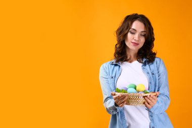 Renkli arka planda Paskalya yumurtaları ile güzel genç kadın