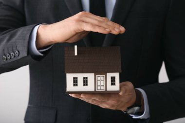 Ev, çekim modeli ile sigorta ajanı. Depremden evin korunması