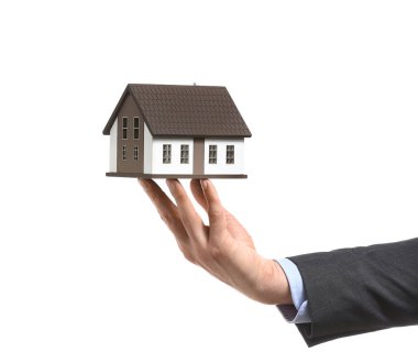 Evin beyaz arka plan üzerinde model ile sigortacı. Deprem evden korunması