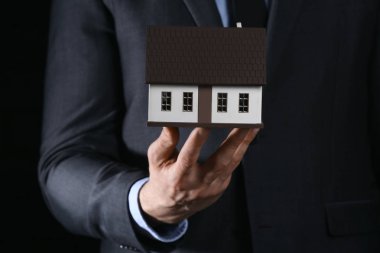 Ev, çekim modeli ile sigorta ajanı. Depremden evin korunması
