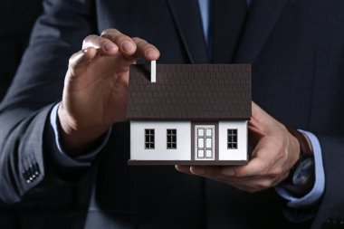 Ev, çekim modeli ile sigorta ajanı. Depremden evin korunması