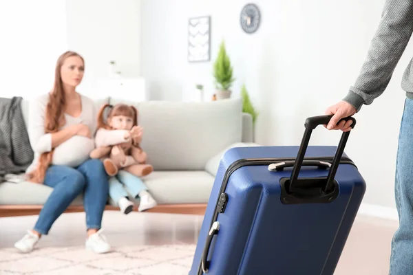 Мужчина с чемоданом покидает семью — стоковое фото