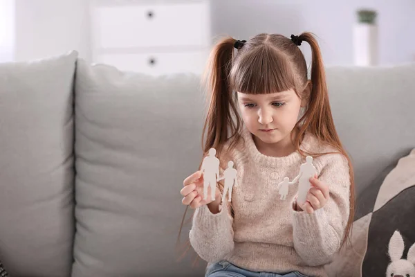 Niña sosteniendo la figura rota de la familia en casa. Concepto de divorcio — Foto de Stock