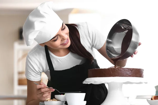 Młoda kobieta cukiernik gotowanie smaczne ciasto w kuchni — Zdjęcie stockowe