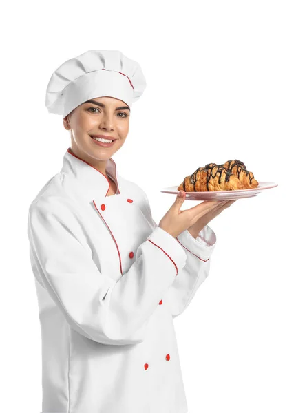Mladý samičí cukráč s chutnými croissanty na bílém pozadí — Stock fotografie