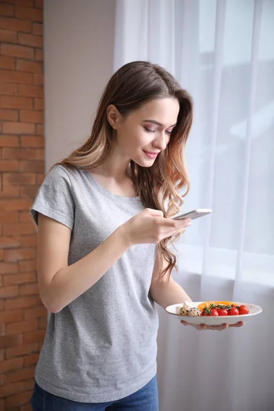 Fotógrafa gastronómica con teléfono móvil tomando fotos de sabroso desayuno en casa —  Fotos de Stock