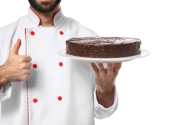 白い背景に、クローズ アップの親指アップをおいしいデザート示すと男性の菓子職人 — ストック写真
