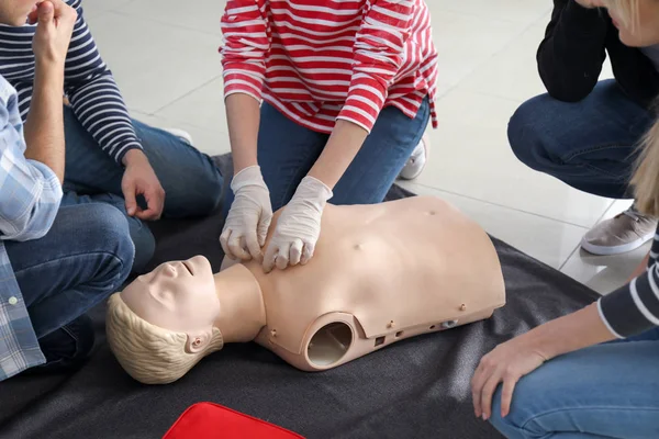 Люди вчаться виконувати курс першої медичної допомоги — стокове фото