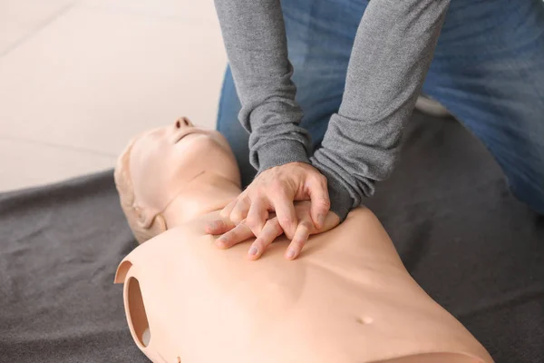 Homem aprendendo a realizar RCP no curso de treinamento de primeiros socorros — Fotografia de Stock