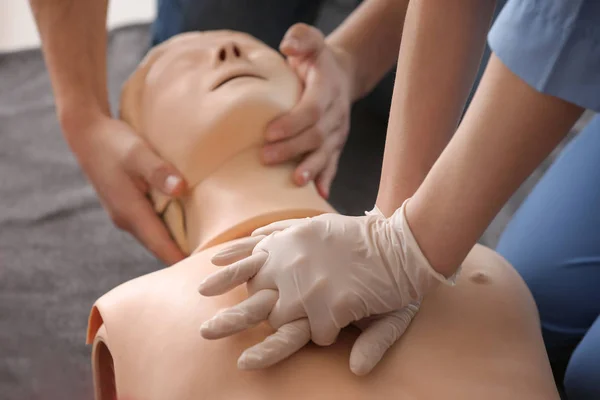 People learning to perform CPR at first aid training course — Stock Photo, Image